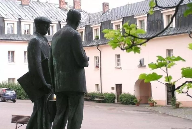 Pohled na louku a lesy v okolí chaloupky